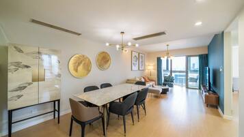 Superior Apartment, 3 Bedrooms, Balcony, City View | Living room | Smart TV