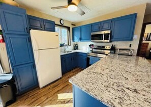 Fridge, microwave, oven, stovetop - Hot Tub with Views • Game Room • Fire Pit (Albrightsville)