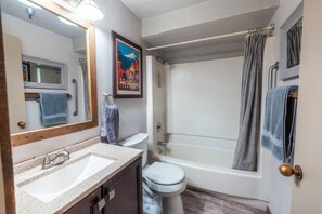 Haartrockner, Handtücher, Seife, Toilettenpapier