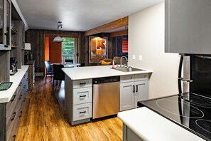 Een microgolfoven, een oven, een kookplaat, een vaatwasser