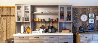 Perfect condo with heated outdoor pool in Government Camp