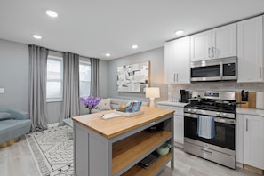 Jääkaappi, mikroaaltouuni, uuni, liesi