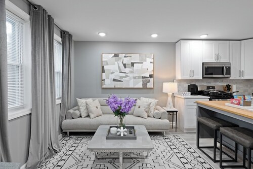 Modern Condo with Private Porch | Mins to NYC