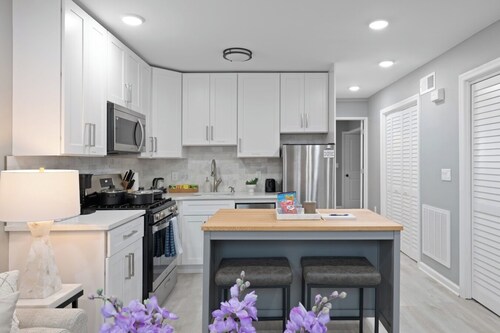 Modern Condo with Private Porch | Mins to NYC