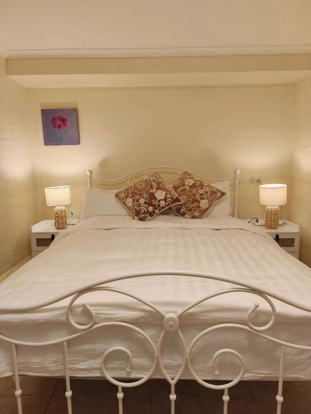 Iron/ironing board, WiFi, bed sheets