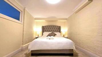 Tabla de planchar con plancha, wifi, ropa de cama