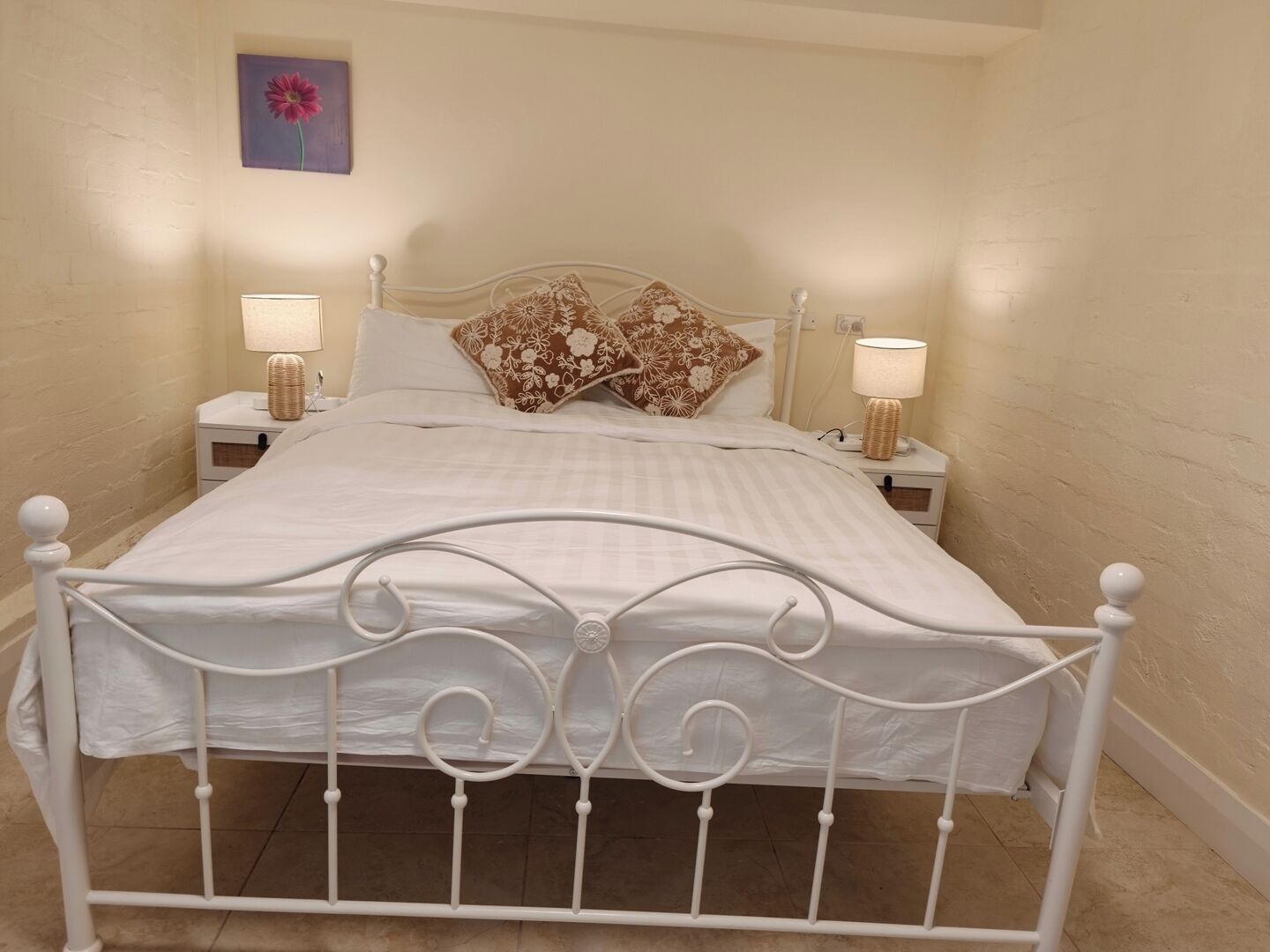 Iron/ironing board, WiFi, bed sheets