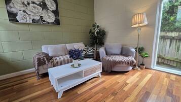 Una televisión, una chimenea