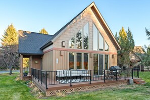 A modern house with a large deck, a covered patio, and a dining area. - Red Wing Nest - Family Getaway at Red Wing Nest • Pools, Trails & Golf at Eagle Crest Resort (Redmond)