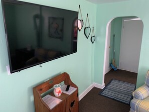 Living area - Beach Side Studio #1 - Pet Friendly, WiFi, Off-Street Parking, Large Smart TV (Norfolk)