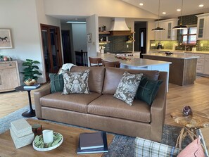 تلفزيون ذكي، مدفأة، كُتُب