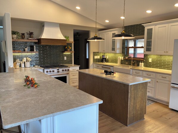 ثلاجة، ميكروويف، فرن، موقد طهي مسطح