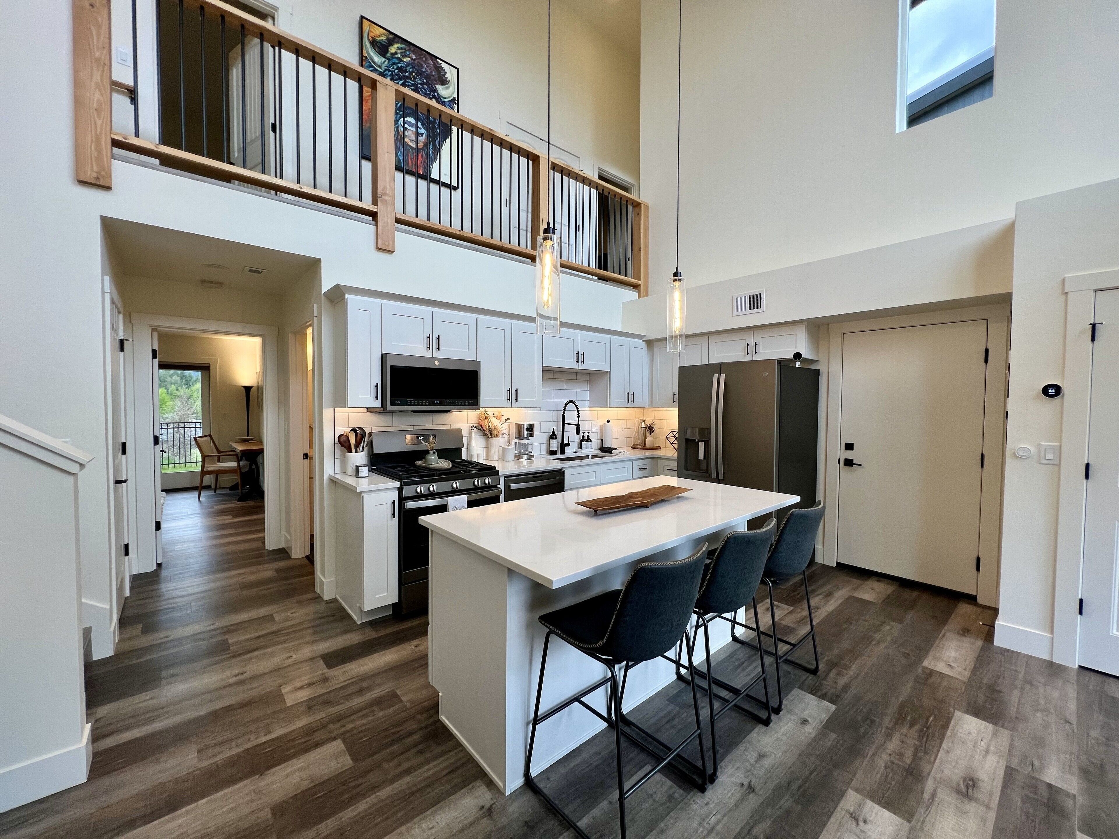 Jääkaappi, mikroaaltouuni, uuni, liesi