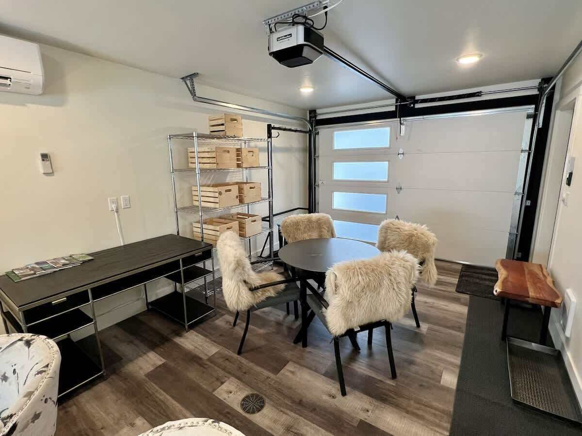 Ein modernes Interieur mit Schreibtisch, Stühlen und Projektor.