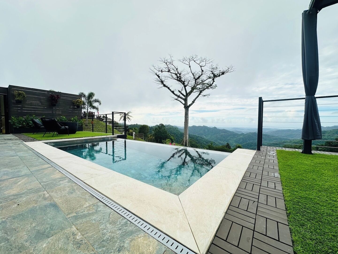 Utomhuspool och uppvärmd pool