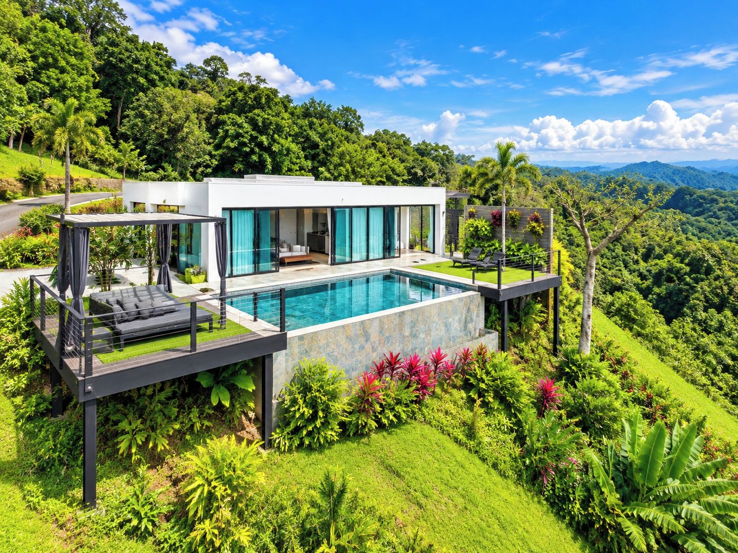 Una casa moderna con piscina, rodeada de exuberante vegetación y colinas.