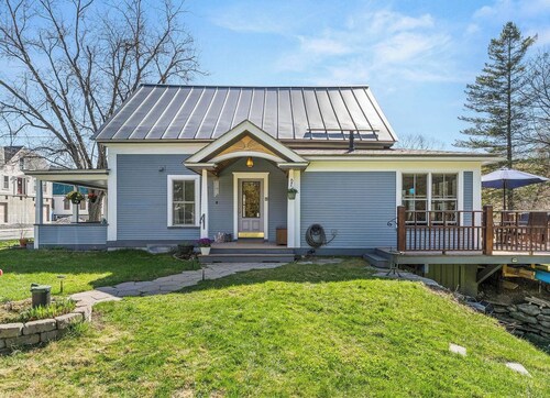 Mad River Valley riverfront retreat - sauna, swimming, pooltable, near Sugarbush