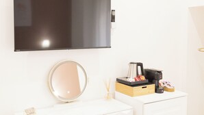 Comfort Double Room, 1 Bedroom, Balcony, City View, First Floor | Italienske Frette-laken, sengetøy av topp kvalitet og dundyner