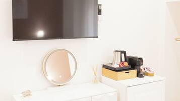 Comfort-Doppelzimmer, 1 Schlafzimmer, Balkon, Stadtblick | Italienische Bettbezüge von Frette, hochwertige Bettwaren