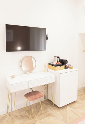 Quarto casal conforto, 1 quarto, sacada, vista para a cidade | Lençóis italianos Frette, roupas de cama premium, edredons de pluma