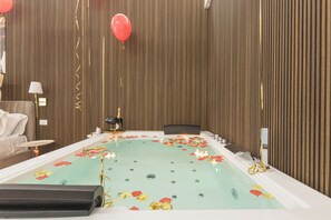 ملاءات إيطالية من طراز فريتي وأغطية فراش متميزة وألحفة محشوة بالريش