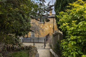 Property grounds - Beautifully presented dog friendly holiday cottage with a roof terrace - Pilgrim Cottage (Blockley)