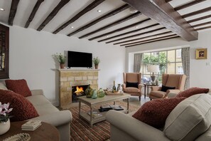 TV, fireplace - Beautifully presented dog friendly holiday cottage with a roof terrace - Pilgrim Cottage (Blockley)