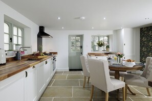 Fridge, microwave, oven, stovetop - Beautifully presented dog friendly holiday cottage with a roof terrace - Pilgrim Cottage (Blockley)