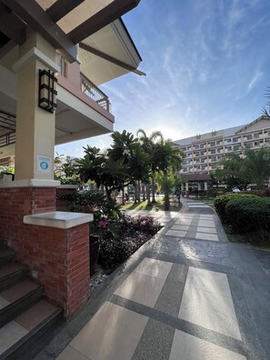 Property grounds - Cozy 3-bedroom condo with AC  . Onsite fitness , Swimming pool , basketball ct. (Pasig)