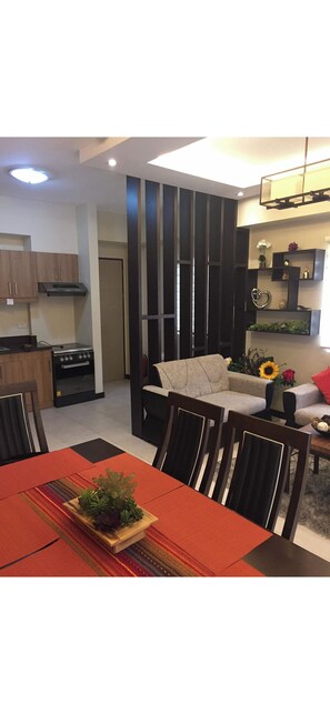 Dining - Cozy 3-bedroom condo with AC  . Onsite fitness , Swimming pool , basketball ct. (Pasig)