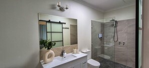 Douche, sèche-cheveux, serviettes fournies, savon