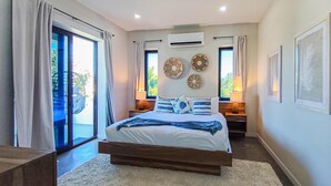 Une chambre avec un lit, une grande fenêtre, un appareil de climatisation et une vue sur l’extérieur.