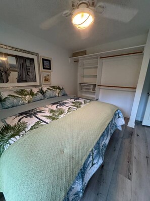 خزنة داخل الغرفة ومكتب ومكواة/لوح كي وواي فاي مجانًا