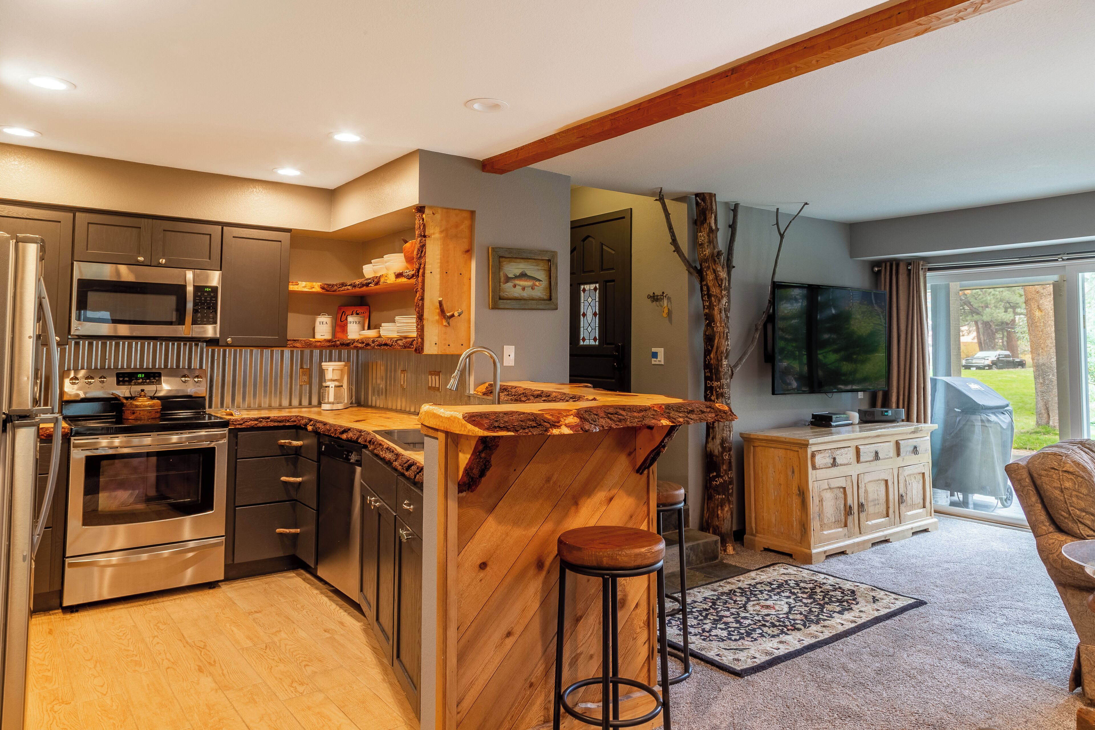 Réfrigérateur, four à micro-ondes, un four, surface de cuisson