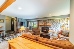 TV, fireplace - Tranquil & Woodsy 2/2 Retreat – Jacuzzi, W/D, BBQ! (Mammoth Lakes)