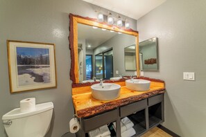 Hair dryer, towels - Tranquil & Woodsy 2/2 Retreat – Jacuzzi, W/D, BBQ! (Mammoth Lakes)