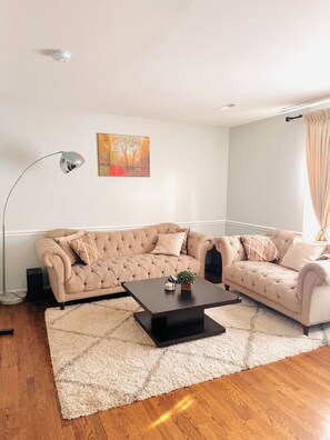 Smart TV, table football, ping pong - Soothing 4-bedroom 3.5-bath townhome in Annandale, VA (Annandale)