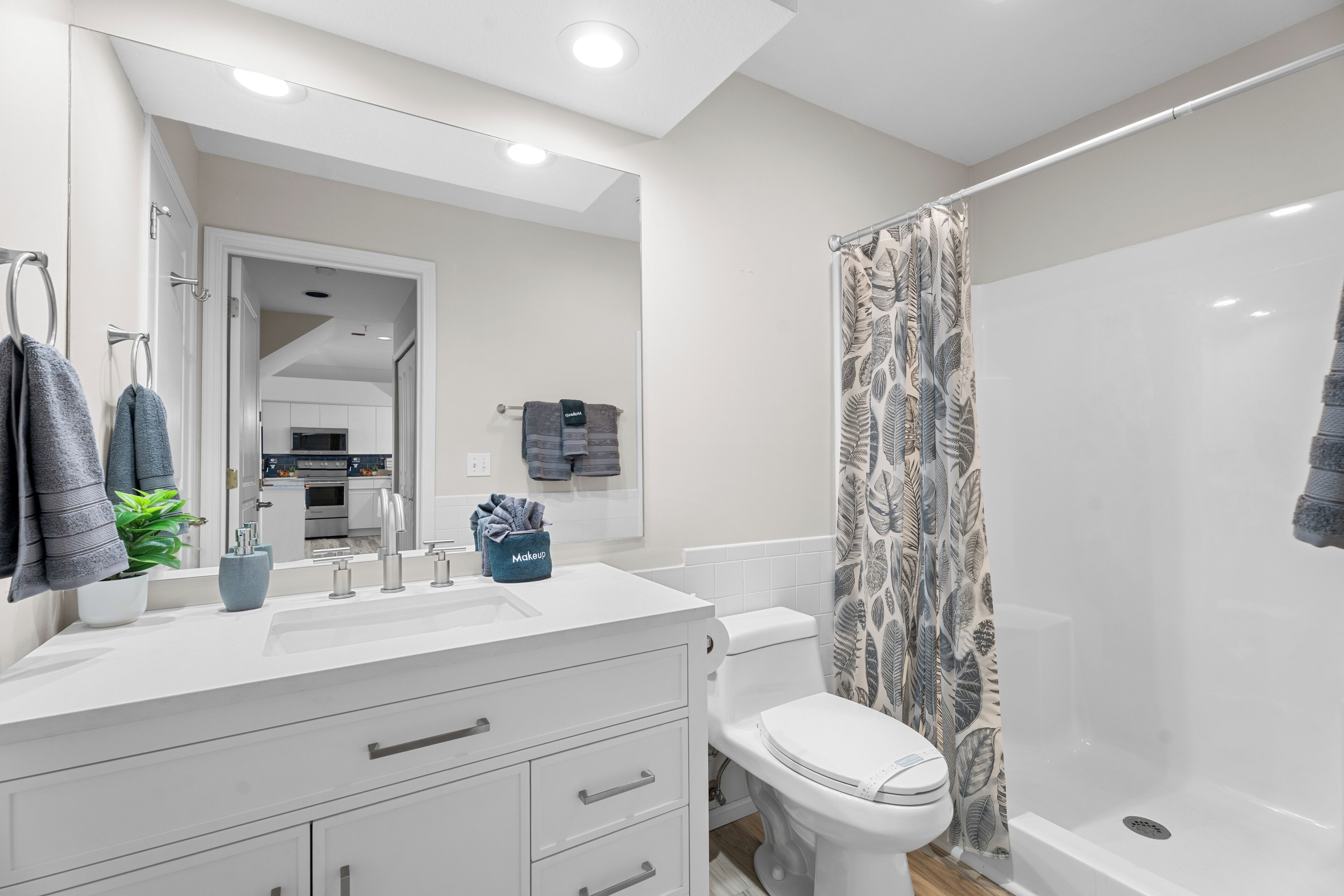 Een douche, een bubbelbad, een haardroger, handdoeken