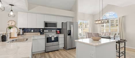 冷蔵庫、電子レンジ、オーブン、コンロ