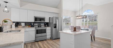 Frigorífic, microones, forn i placa de cuina