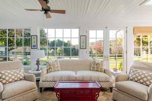 Televisio, takka, kirjoja