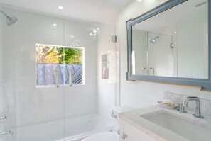 Shower, towels - Farlea: Classic Country Charm Minutes from UVA (Charlottesville)