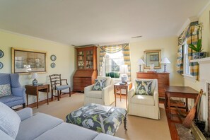 Televisión, chimenea y libros