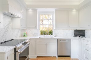 ثلاجة، فرن، مائدة طعام