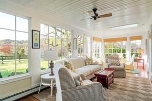 تلفزيون، مدفأة، كُتُب