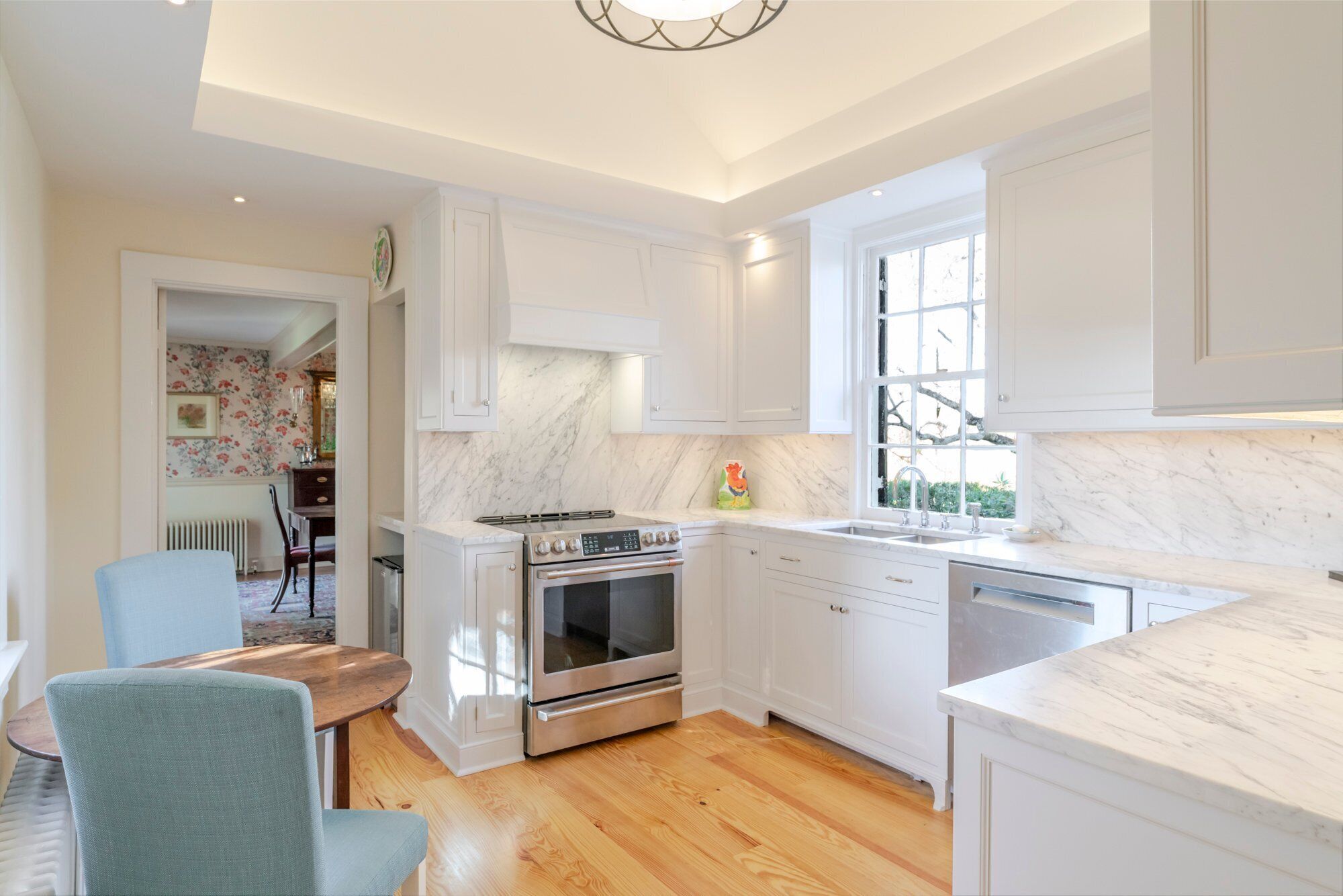 Fridge, oven, dining tables