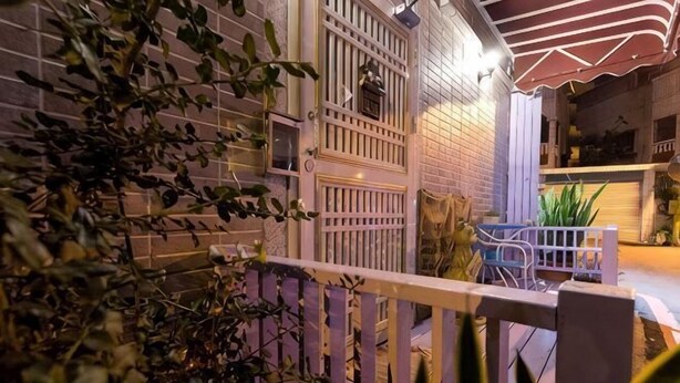 A gated outdoor area with a bench, a table, and a potted plant. - Hualien Yi Jing BnB (Hualien)