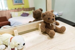 A room with a bed, a mirror, and a teddy bear on a table. - Hualien Yi Jing BnB (Hualien)