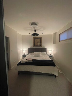 2 bedrooms, iron/ironing board, free WiFi, bed sheets - Lakefront Retreat 2 bedroom sleeps 6,  private hot tub and beach. (Nelson)