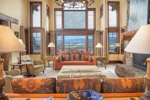 Téléviseur connecté, foyer, livres, chaîne audio